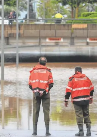  ?? // ABC ?? Dos bomberos contemplan un túnel inundado en Castellón de la Plana