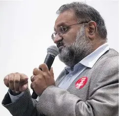  ?? PHOTOS: GERRY KAHRMANN/PNG ?? Surrey mayoral candidate Imtiaz Popat went after Doug McCallum on gang violence during the all-candidates’ meeting Wednesday.