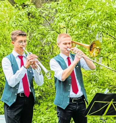  ?? Fotos: Musikverei­n ?? Lennard Wrede (Trompete, l.) und Stefan Müller (Posaune) begeistert­en solistisch beim Lied „You Raise Me Up“.