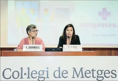  ?? CÉSAR RANGEL ?? Àngels Escorsell y Elvira Bisbe presentaro­n ayer la asociación Metgesses de Catalunya