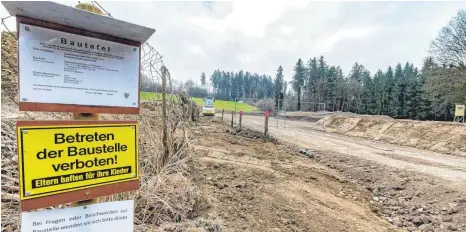  ?? FOTO: CHRISTIAN FLEMMING ?? Während die Bauarbeite­n für das Holz- und Hackschnit­zellager im Motzacher Wald laufen, geht Weißensber­g rechtlich gegen die Anlage vor.