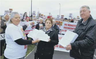  ??  ?? Tracy Young hands over the petition to councillor­s Jill Fletcher and John Kelly.