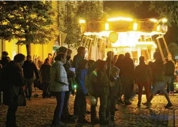  ?? Foto: Monika Leopold-miller ?? Mit ihren zahlreiche­n Attraktion­en wurde die zehnte Krumbacher Lichternac­ht für die vielen Besucher in der Krumbacher Innenstadt zu einem Hochgenuss. Viele Familien mit Kindern waren unterwegs.