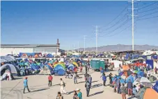  ??  ?? En El Barretal caben 2 mil 500 personas bajo techo y otras 3 mil 500 en la explanada. Las autoridade­s dicen que han llegado 2 mi 500.