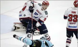  ?? FOTO: HEIKKI SAUKKOMAA ?? Joonas Järvinen och HIFK tog sin femte trepoängar­e i följd på bortaplan efter en imponerand­e insats i Lahtis.