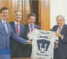  ??  ?? El presidente López Obrador recibió una camiseta de los Pumas, la cual le dio Mike Parra, director ejecutivo de DHL Express Américas.