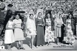  ??  ?? La reina y las damas de la feria en la plaza de toros.