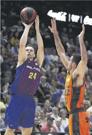  ?? PHOTO // ACB ?? Kyle Kuric aportó 9 puntos y 6 rebotes a la victoria del Barça Lassa en Valencia