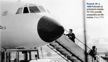 ?? Foto: ČTK ?? Ruzyně, 29. 3. 1989 Policisté na schůdcích letadla TU-154, později uneseného do Německa.