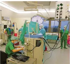  ?? FOTO: MR ?? Aus dieser Perspektiv­e sind die Operateure hinter einem grünen Tuch verborgen, im Vordergrun­d die Anästhesie-Fachärztin Dr. Jennifer Jung.