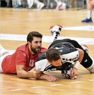  ?? Fotos: Stéphane Guillaume ?? Damir Batinovic (l.) und der Escher Moritz Barkow kämpfen um den Ball. Die Differding­er setzen sich mit 28:26 durch.