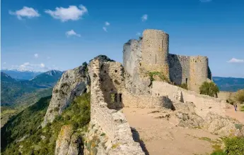  ??  ?? Peyrepertu­se. On l’évoque sous le nom de « Carcassonn­e céleste », sûrement pour mieux souligner sa redoutable position défensive stratégiqu­e entre les royaumes de France et d’aragon. Quasiment en fusion avec le roc, cette citadelle perchée à 800 mètres...