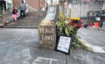  ?? Kristyna Wentz-Graff For The Times ?? A MEMORIAL has sprung up at the train station in Portland near where two people were stabbed to death. A pro-Trump rally Sunday is expected to include several alt-right figures who have openly promoted violence.