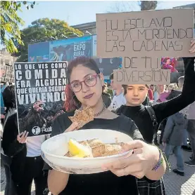  ?? R. ANDRADE ?? Protesta. Ofrecieron un menú vegano en la puerta de La Rural.