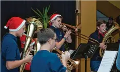  ?? Foto: Andrea Hutzler ?? In unterschie­dlichen Saxofonbes­etzungen brachten die Schüler Lieder wie „Tochter Zion“und „We Wish You A Merry Christmas“zu Gehör.