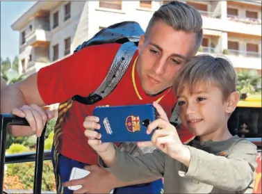  ??  ?? CON LA SUB-21. Deulofeu atiende a un joven seguidor del Barcelona que le pidió hacerse una foto con él.