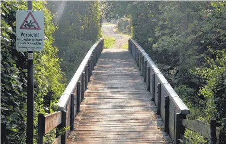  ?? FOTO: CORINNA WOLBER ?? Morsch: die Fußgänger- und Radfahrerb­rücke über die Lauchert im Sigmaringe­ndorfer Ortsteil Lauchertha­l.