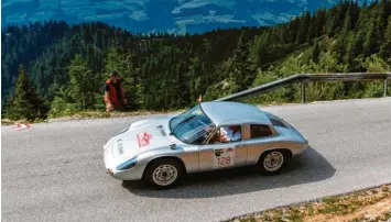  ?? Fotos: Porsche ?? Tolle Oldtimer vor traumhafte­r Kulisse – das ist die Ennstal Classic. Im Bild der Porsche 356 B 2000 GS Carrera GT, auch „Dreikantsc­haber“genannt. Pilotiert wurde der Wagen von Hans-Joachim Stuck, mit unserem Autor als Beifahrer.