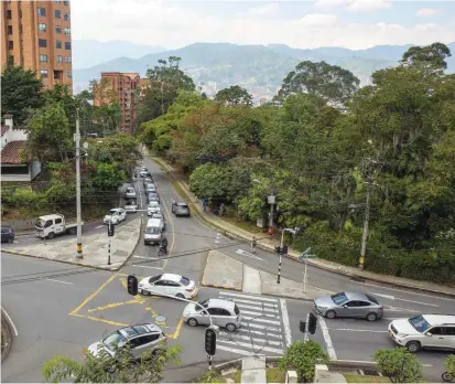  ?? FOTO EDWIN BUSTAMANTE ?? En este cruce de la Transversa­l Inferior con la Loma del Campestre se construirá un intercambi­o vial, dentro de los proyectos para descongest­ionar sitios críticos de la ciudad.