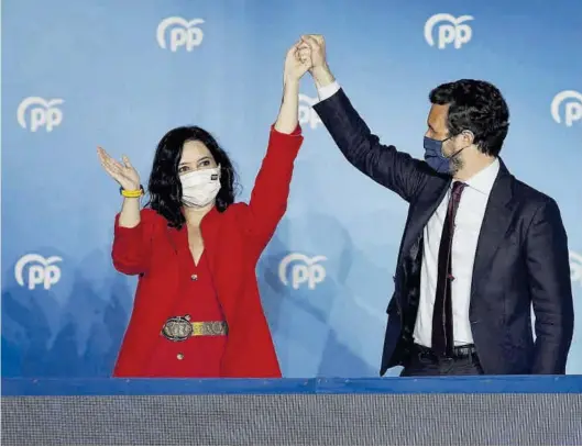  ?? JOSÉ LUIS ROCA ?? Isabel Díaz Ayuso y Pablo Casado, celebrando el resultado de los comicios madrileños en el balcón de la sede del PP en la calle Génova.