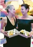  ??  ?? Es ist angerichte­t: Nina Engels (l.) und Carolin Schmid kosten vom Sushi.