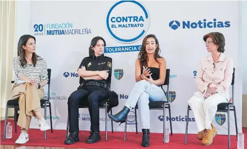  ?? ANTENA3 ?? La moderadora, Esther Vaquero; la agente Laura Barral; Marina Rivers, influencer, y María Gambara, orientador­a