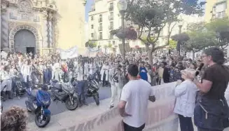  ?? JAVIER FLORES ?? Momento de la lectura del manifiesto en la plaza Parroquial, que reunió a cientos de personas.