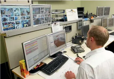  ?? PHOTO: MAARTEN HOLL/FAIRFAX NZ ?? Wellington City Council’s CCTV security control room monitors public areas in the city.