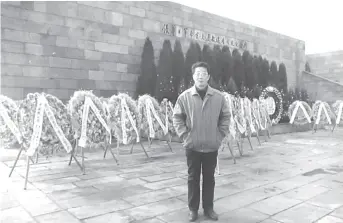  ??  ?? 高兴祖教授在南京大屠­杀遇难同胞纪念馆