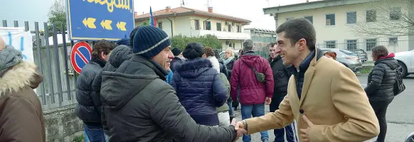  ??  ?? Stretta di mano Fabrizio Zanetti saluta uno dei dipendenti Melegatti davanti lo stabilimen­to