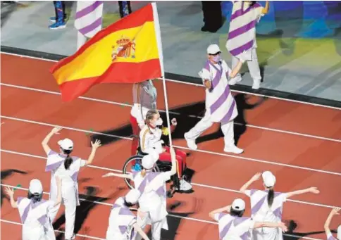 ?? // EFE ?? Los deportista­s españoles, desfilando ayer durante la ceremonia de clausura de los Juegos