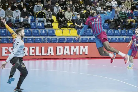  ?? FOTO: P. PUNTÍ ?? El Kielce ya ganó la semana pasada al Barça en el Palau.
Wolff evitó ayer el empate del Barça al parar un tiro de Mem a 27” del final