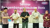  ??  ?? AKSELERASI­KAN EKONOMI SYARIAH: Seminar Pengembang­an Inkubator Bisnis untuk Pesantren (atas). Bank Indonesia menghadirk­an UMKM dan booth-booth yang edukatif serta menghibur selama
perhelatan Sharia Fair 2015 di Empire Palace Surabaya.