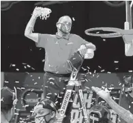  ?? JAMIE SQUIRE GETTY IMAGES ?? Houston coach Kelvin Sampson cuts the net after defeating Oregon State in the Elite Eight on Monday night.