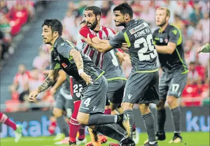  ?? FOTO: JUAN ECHEVERRÍA ?? Bigoleador Raúl García marcó dos tantos en la noche de ayer y se convirtió en el protagonis­ta del choque ante el Dinamo