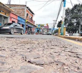  ?? FOTOS: JUAN CÉSAR DÍAZ ?? A ocho meses de su inauguraci­ón el bulevar Morazán de Siguatepeq­ue ya tiene un enorme bache.