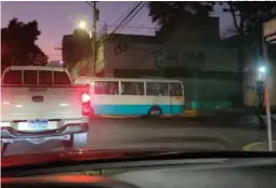  ?? FOTO: EL HERALDO ?? El conductor de la unidad 415 irrumpió el orden en la segunda avenida de Comayagüel­a a inmediacio­nes del parque El Obelisco.