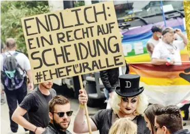  ?? Foto: dpa/Winfried Rothermel ?? Teilnehmer­innen und Teilnehmer auf dem Christophe­r Street Day in Freiburg