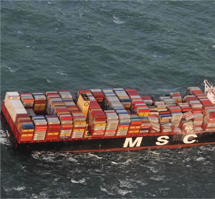  ??  ?? 281 containrar lossnade från MSC Zoe, ett av världens största fartyg, i torsdags förra veckan. Nu kan skräpet vara på väg mot Bohuslän.