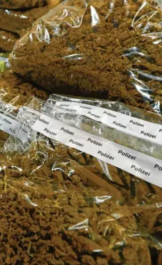  ?? Foto: Alexander Kaya (Symbolbild) ?? Massenweis­e Marihuana wurde von Neu  Ulm aus verschickt. Absender war „Lenas Bioladen“, eine Drogenplat­tform im Darknet.