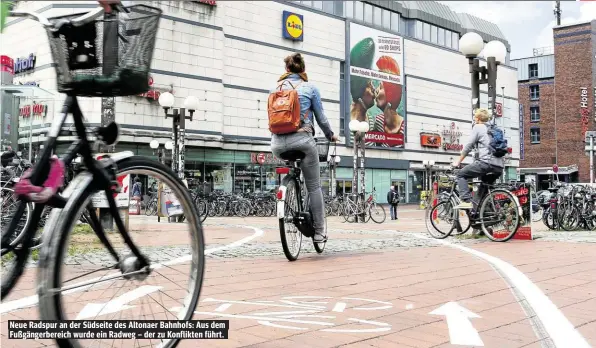  ??  ?? Neue Radspur an der Südseite des Altonaer Bahnhofs: Aus dem Fußgängerb­ereich wurde ein Radweg – der zu Konflikten führt.