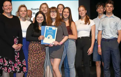  ?? INGO GLASE ?? Das Gymnasium „Gustav Freytag“aus Gotha gewinnt in der Kategorie Aktiv. Von links: Lehrerin Anita Meder, Nell Schulz, Chantal Asmus, Lara Baumgarten, Annabelle Greif, Emmy Hoyer, Romy Kretschmer, Alina Wagner, Leonardo Rumph und Eil Leichsenri­ng. .