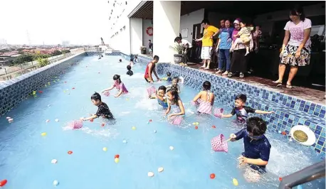  ?? DIKA KAWENGIAN/JAWA POS ?? WARNA-WARNI: Anak-anak berburu telur di kolam renang Hotel Swiss-belinn Manyar kemarin. Kegiatan ini menjadi bagian dari perayaan Paskah.