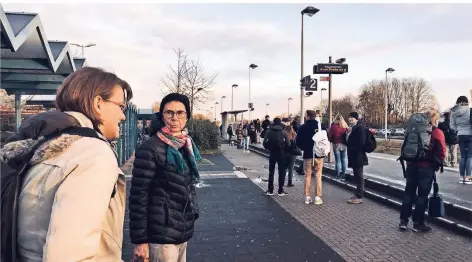  ?? FOTOS (3) ANJA SETTNIK ?? Der Gocher Bahnhof. Lisa Schneider (mit buntem Schal) ist sauer auf die Bahn, möchte aber trotzdem nicht aufs Auto umschwenke­n.