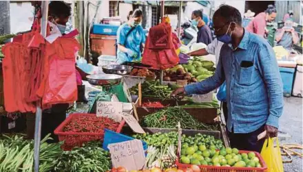  ?? (Foto Aswadi Alias/bh) ?? Peniaga terpaksa menaikkan harga sayur ketika tinjauan di Pasar Pudu, semalam.