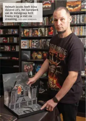  ?? FOTO JORIS HERREGODS ?? Helmuth Jacobs heeft bijna duizend cd’s. Het kunstwerk van de metalgroep Arch Enemy krijg je niet via streaming.