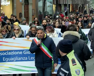  ??  ?? I manifestan­ti In basso le foto del corteo antiracket di ieri a Foggia