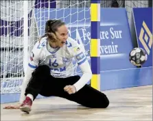  ?? (Photo Frank Muller) ?? Ophélie Tonds (ici après un penalty déterminan­t arrêté face à Paris àlae) est l’une des Toulonnais­es les plus régulières cette saison.