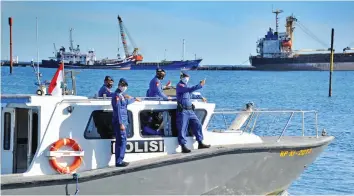  ?? — AFP ?? Indonesian marine police take part in the search operation for an Indonesian Navy submarine that went missing during military exercises off the coast of Bali, at Celukan Bawang port in Buleleng province on Thursday.