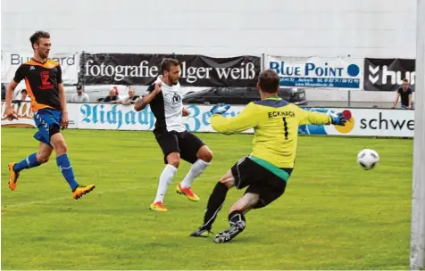  ?? Foto: Hans Eberle ?? Ecknachs Philipp Elbl kam zu spät, Torwart Hannes Helfer hatte keine Chance: Meitingens Marco Lettrari (Mitte) schob den Ball zum 1:0 über die Linie. Der Treffer reichte am Ende nicht – der Bezirkslig­a Neuling Ecknach glich in der Nachspielz­eit...